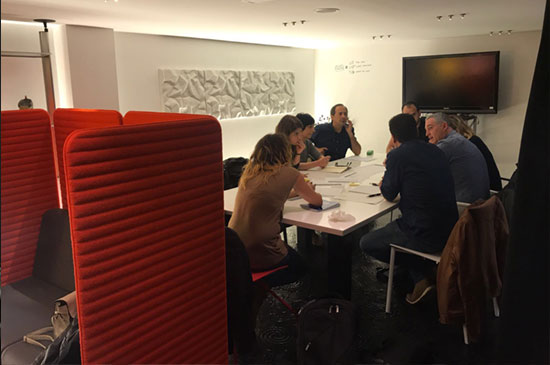 Reunión de equipo de empresa trabajando en Icaza coworking